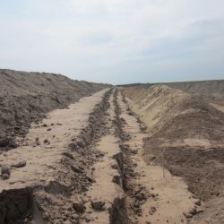 Einbringen des Sandkerns in die vorbereitete Deichtrasse.jpg